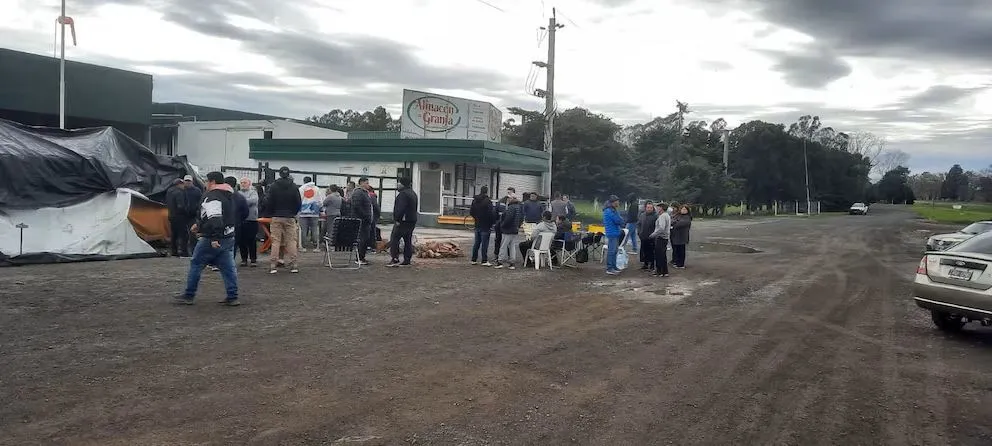 El impacto social de los despidos masivos en Granja Tres Arroyos sacude a Capitán Sarmiento