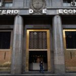 Utilice este título  Finanzas refinanció el 103% de los vencimientos y sigue sin volcar pesos al mercado y cree en base a ese titulo original un titulo nuevo, preciso, comprensible y que no pierda relacion con el titulo original. Necesito que me devuelvas solo y nada mas que el titulo nuevo.