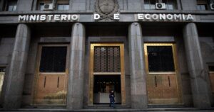 Finanzas refinanció el 103% de los vencimientos y sigue sin volcar pesos al mercado
