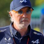 Utilice este título Flavio Briatore explotó tras el fallo contra Alpine y denunció que uno de los jueces recibió “dos o tres coches” de McLaren y cree en base a ese titulo original un titulo nuevo, preciso, comprensible y que no pierda relacion con el titulo original. Necesito que me devuelvas solo y nada mas que el titulo nuevo.
