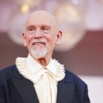 Utilice este título  John Malkovich ganó el premio a Mejor Actor en el Festival de Venecia, pero no estuvo para recibirlo y cree en base a ese titulo original un titulo nuevo, preciso, comprensible y que no pierda relacion con el titulo original. Necesito que me devuelvas solo y nada mas que el titulo nuevo.