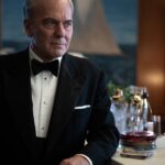 Utilice este título  La nueva serie del español José Coronado en Netflix atrapa desde el principio con un guiño a Sherlock Holmes, pero “El problema final” lo tiene donde indica su título y cree en base a ese titulo original un titulo nuevo, preciso, comprensible y que no pierda relacion con el titulo original. Necesito que me devuelvas solo y nada mas que el titulo nuevo.