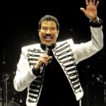 Utilice este título  Lionel Richie fue internado en terapia intensiva tras tener dificultades para terminar de pie un show y cree en base a ese titulo original un titulo nuevo, preciso, comprensible y que no pierda relacion con el titulo original. Necesito que me devuelvas solo y nada mas que el titulo nuevo.