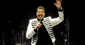Lionel Richie fue internado en terapia intensiva tras tener dificultades para terminar de pie un show