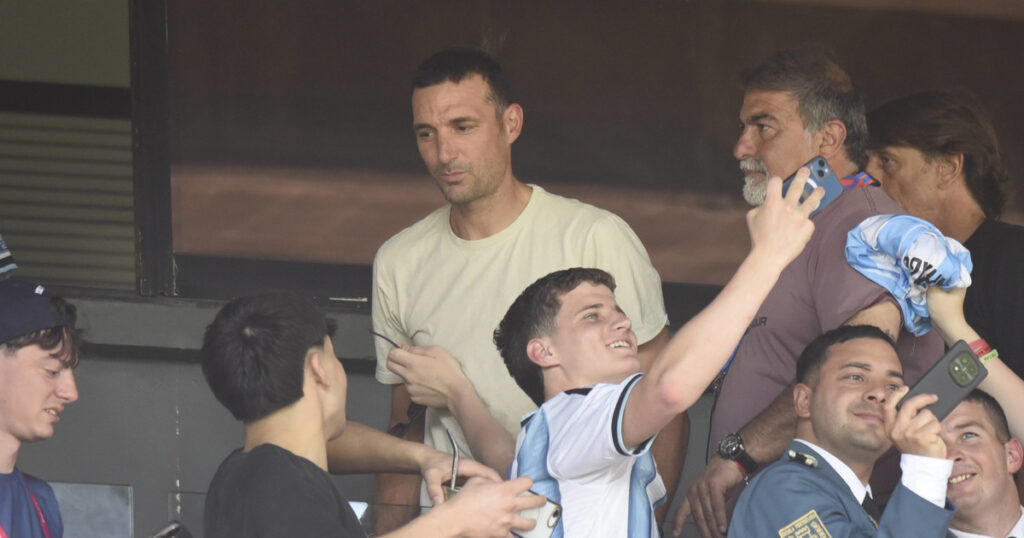 Lionel Scaloni, Aimar, Samuel y todo el cuerpo técnico de la Selección vieron la victoria de Argentina sobre Uruguay en los Suramericanos