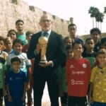 Utilice este título Luis de la Fuente presentó la primera lista de España tras ganar el Mundial con un fuerte gesto dedicado al enclave y cree en base a ese titulo original un titulo nuevo, preciso, comprensible y que no pierda relacion con el titulo original. Necesito que me devuelvas solo y nada mas que el titulo nuevo.