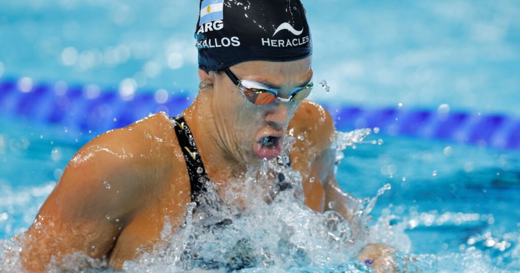 Macarena Ceballos consiguió el oro en los 100 metros pecho de natación