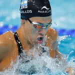 Utilice este título Macarena Ceballos consiguió el oro en los 100 metros pecho de natación y cree en base a ese titulo original un titulo nuevo, preciso, comprensible y que no pierda relacion con el titulo original. Necesito que me devuelvas solo y nada mas que el titulo nuevo.