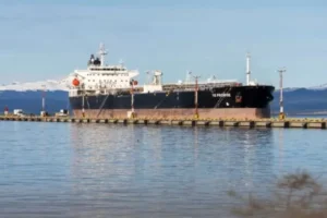 Tierra del Fuego busca reformar sus leyes para frenar a buques petroleros británicos y aplicar sanciones a la ruta Punta Arenas–Malvinas