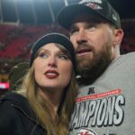 Utilice este título Travis Kelce confirmó así que él y Taylor Swift adoptaron a una perra Samoyedo que adora las cámaras y cree en base a ese titulo original un titulo nuevo, preciso, comprensible y que no pierda relacion con el titulo original. Necesito que me devuelvas solo y nada mas que el titulo nuevo.