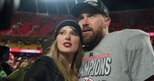 Travis Kelce confirmó así que él y Taylor Swift adoptaron a una perra Samoyedo que adora las cámaras