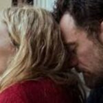 Utilice este título  Tres adioses es una película entre luminosa, esperanzadora y sutilmente irónica y cree en base a ese titulo original un titulo nuevo, preciso, comprensible y que no pierda relacion con el titulo original. Necesito que me devuelvas solo y nada mas que el titulo nuevo.