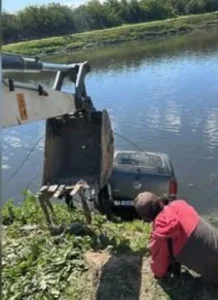 Un hombre arrojó su camioneta a un arroyo, simuló un asalto y terminó detenido