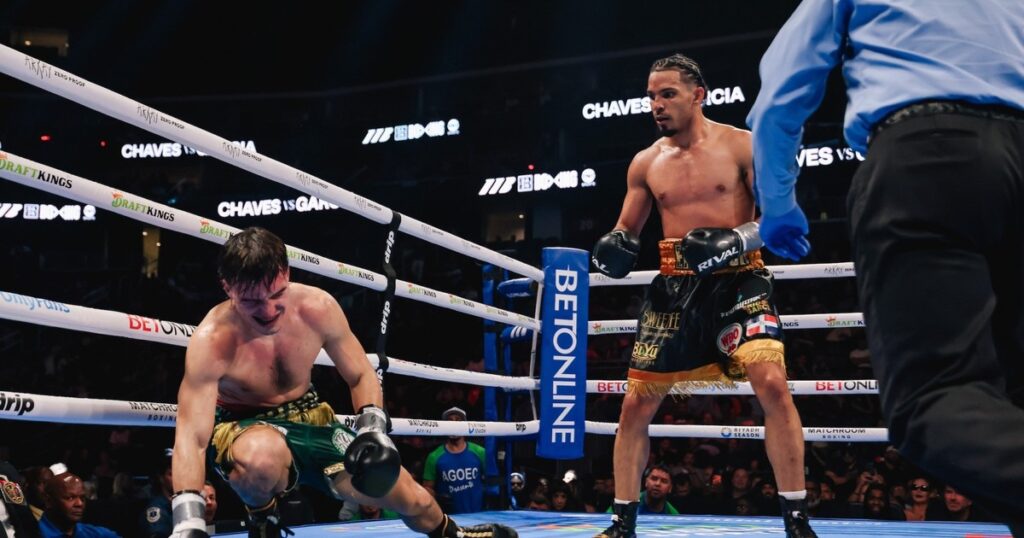 Veneno Chaves sufrió una paliza del dominicano Eridson García que lo tiró cuatro veces y lo tuvo al borde del nocaut
