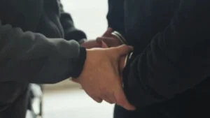 Violencia de género: condenan a un hombre que golpeó a su ex con un bebé en brazos