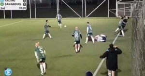 Violenta agresión en el fútbol Senior: un jugador golpeó al juez de línea y lo dejó inconsciente en Racing