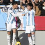 Utilice este título a qué hora juega, formaciones y dónde ver el partido y cree en base a ese titulo original un titulo nuevo, preciso, comprensible y que no pierda relacion con el titulo original. Necesito que me devuelvas solo y nada mas que el titulo nuevo.