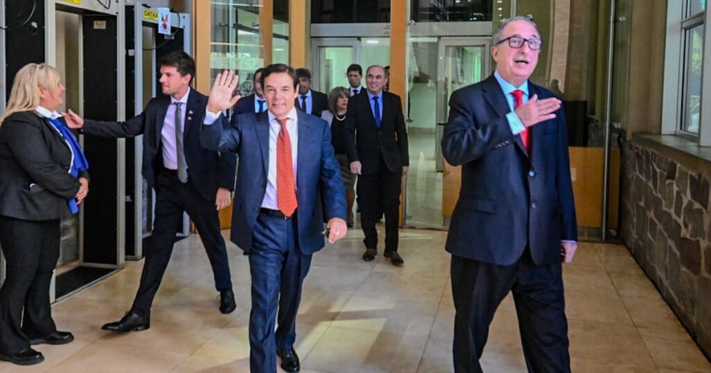 cuestionan gastos por $ 4 billones y más de 65.000 empleados públicos
