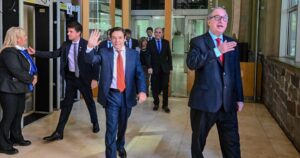 cuestionan gastos por $ 4 billones y más de 65.000 empleados públicos