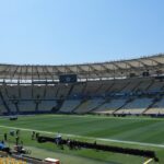 Utilice este título el templo del fútbol recibe por primera vez un partido de fútbol americano y cree en base a ese titulo original un titulo nuevo, preciso, comprensible y que no pierda relacion con el titulo original. Necesito que me devuelvas solo y nada mas que el titulo nuevo.