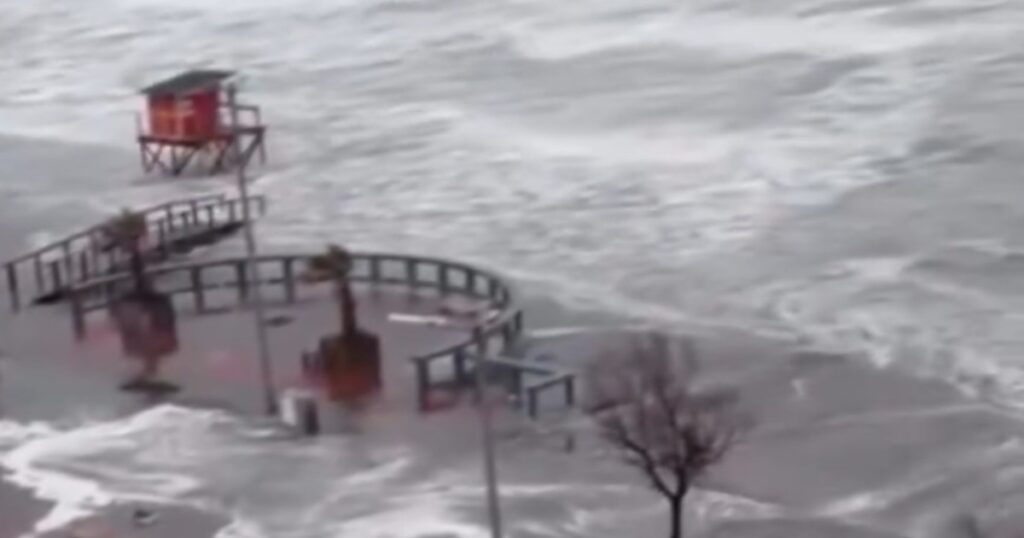 en Monte Hermoso el mar avanzó sobre las calles y generó importantes destrozos