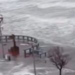 Utilice este título en Monte Hermoso el mar avanzó sobre las calles y generó importantes destrozos y cree en base a ese titulo original un titulo nuevo, preciso, comprensible y que no pierda relacion con el titulo original. Necesito que me devuelvas solo y nada mas que el titulo nuevo.
