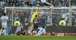 en la misma cancha, en el mismo arco y un año después sufrió otro gol olímpico ante Racing