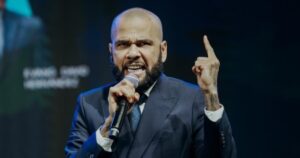 junta multitudes como pastor evangelista y se presenta en Argentina