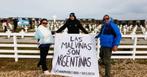 la historia de cómo llegó a las islas la bandera inspirada en la Selección Argentina
