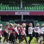 Utilice este título los 49ers viajaron una semana antes y los Rams a horas del partido y cree en base a ese titulo original un titulo nuevo, preciso, comprensible y que no pierda relacion con el titulo original. Necesito que me devuelvas solo y nada mas que el titulo nuevo.