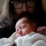 Utilice este título  nació el primer nieto de John Lennon y cree en base a ese titulo original un titulo nuevo, preciso, comprensible y que no pierda relacion con el titulo original. Necesito que me devuelvas solo y nada mas que el titulo nuevo.