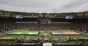 un evento histórico que convocó a 72 mil personas para el triunfo agónico de los Ravens