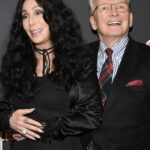 Utilice este título  vistió a Cher, Tina Turner, Barbra Streisand y Liza Minnelli y cree en base a ese titulo original un titulo nuevo, preciso, comprensible y que no pierda relacion con el titulo original. Necesito que me devuelvas solo y nada mas que el titulo nuevo.