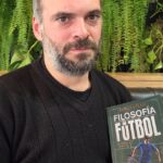 Utilice este título ¿Se juega como se vive? Pablo Cillo analiza el fútbol argentino desde la filosofía y cree en base a ese titulo original un titulo nuevo, preciso, comprensible y que no pierda relacion con el titulo original. Necesito que me devuelvas solo y nada mas que el titulo nuevo.