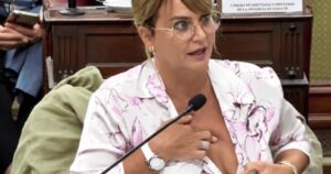 Amalia Granata mostró un seno en plena sesión legislativa para justificar su ausencia por una punción mamaria