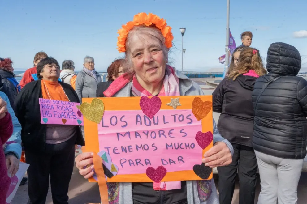 Comodoro celebró el Día de las Personas Mayores con una caminata por el Paseo Costero