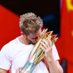 Utilice este título Davidovich Fokina, el tenista que cambió su cabeza con el ajedrez y levantó su trofeo más importante en Shanghai y cree en base a ese titulo original un titulo nuevo, preciso, comprensible y que no pierda relacion con el titulo original. Necesito que me devuelvas solo y nada mas que el titulo nuevo.