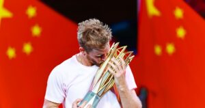 Davidovich Fokina, el tenista que cambió su cabeza con el ajedrez y levantó su trofeo más importante en Shanghai