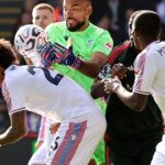 Utilice este título El argentino Walter Benítez hizo una atajada imposible y Crystal Palace remontó un partido increíble en la Premier League y cree en base a ese titulo original un titulo nuevo, preciso, comprensible y que no pierda relacion con el titulo original. Necesito que me devuelvas solo y nada mas que el titulo nuevo.