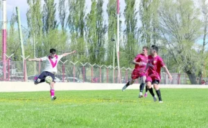 Empate de Sarmiento, que sigue puntero