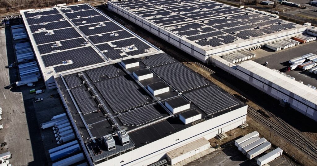 En 2022, Amazon cerró sus sistemas solares en tejados de EE. UU. tras seis incidentes críticos en instalaciones solares de Norteamérica; una auditoría global posterior encontró 259 problemas importantes