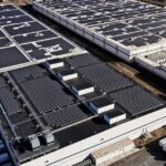 Utilice este título En 2022, Amazon cerró sus sistemas solares en tejados de EE. UU. tras seis incidentes críticos en instalaciones solares de Norteamérica; una auditoría global posterior encontró 259 problemas importantes y cree en base a ese titulo original un titulo nuevo, preciso, comprensible y que no pierda relacion con el titulo original. Necesito que me devuelvas solo y nada mas que el titulo nuevo.