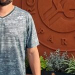 Utilice este título Es usbeko, vive en Ezeiza y dará clases gratis de tenis y cree en base a ese titulo original un titulo nuevo, preciso, comprensible y que no pierda relacion con el titulo original. Necesito que me devuelvas solo y nada mas que el titulo nuevo.
