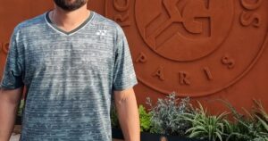Es usbeko, vive en Ezeiza y dará clases gratis de tenis