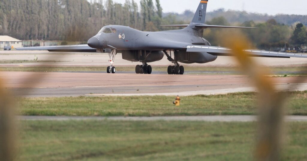 Estados Unidos retiró sus bombarderos de una base del Reino Unido tras descubrir un plan de atentado
