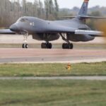 Utilice este título Estados Unidos retiró sus bombarderos de una base del Reino Unido tras descubrir un plan de atentado y cree en base a ese titulo original un titulo nuevo, preciso, comprensible y que no pierda relacion con el titulo original. Necesito que me devuelvas solo y nada mas que el titulo nuevo.