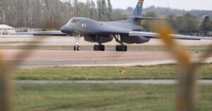 Estados Unidos retiró sus bombarderos de una base del Reino Unido tras descubrir un plan de atentado