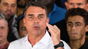 Flávio Bolsonaro se proclamó "presidente electo" desde EE. UU. y anunció que liderará la oposición a Lula en el exilio