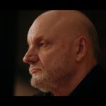 Utilice este título  Juan José Campanella y el único sobreviviente hablan de “La Masacre de Flores”, la impactante serie documental y cree en base a ese titulo original un titulo nuevo, preciso, comprensible y que no pierda relacion con el titulo original. Necesito que me devuelvas solo y nada mas que el titulo nuevo.