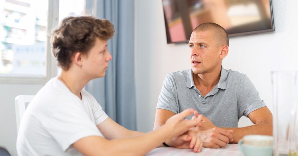 La psicología dice que los hijos adultos que se sienten culpables después de establecer un límite razonable con uno de sus padres no son egoístas; aprendieron que mantener a la familia cómoda era parte de ser “bueno”